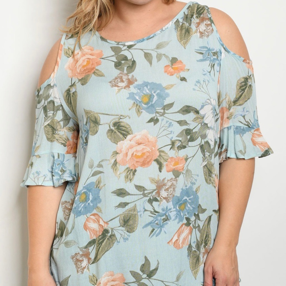 🌟PLUS SIZE🌟 Cold shoulder top